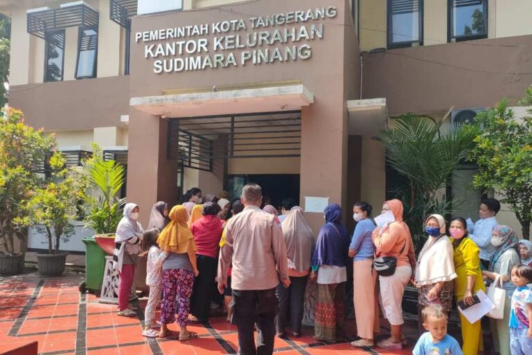 penyaluran beras BPNT PKH untuk Warga Kel. Sudimara Pinang oleh PT. Pos Indonesia