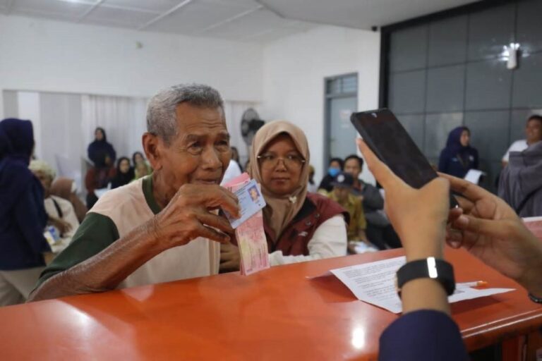 Kemensos: Bansos PKH dan BPNT Cair Awal 2025